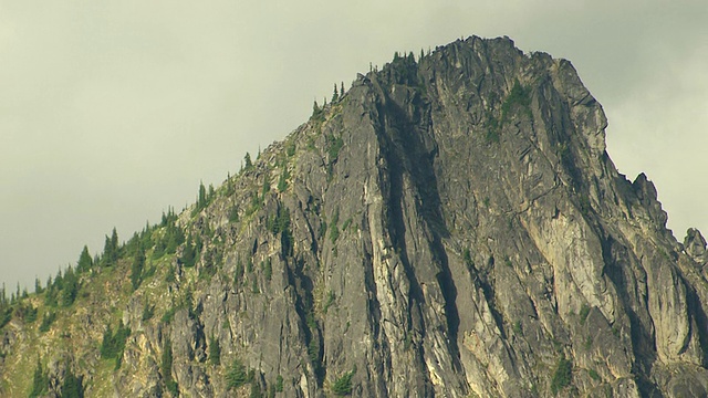 WS鸟瞰图陡峭的山峰在高山湖荒野/华盛顿，美国视频素材