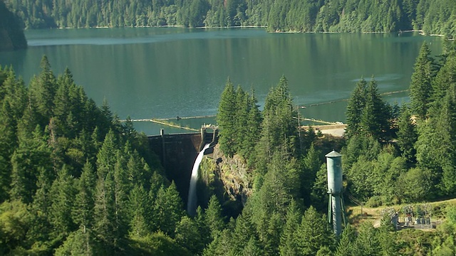 Glines峡谷大坝和艾尔瓦河米尔斯湖的WS AERIAL ZI视图，美国华盛顿视频素材