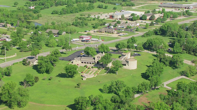 Will Rogers Memorial / Claremore, Oklahoma, United States的WS鸟瞰图视频素材