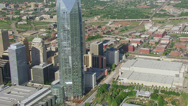 WS AERIAL ZO Myriad Gardens with Devon Tower and downtown buildings /俄克拉荷马城，俄克拉荷马，美国视频素材