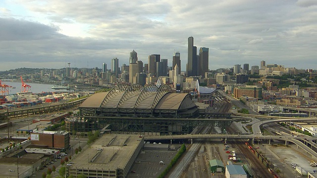 美国华盛顿州西雅图市的Safeco Field和Qwest Field体育场的空中瞰图视频素材