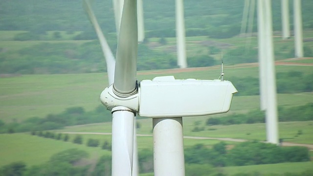 美国俄克拉荷马州格雷西县Minco II风电场的WS AERIAL CU风力涡轮机旋转视频素材