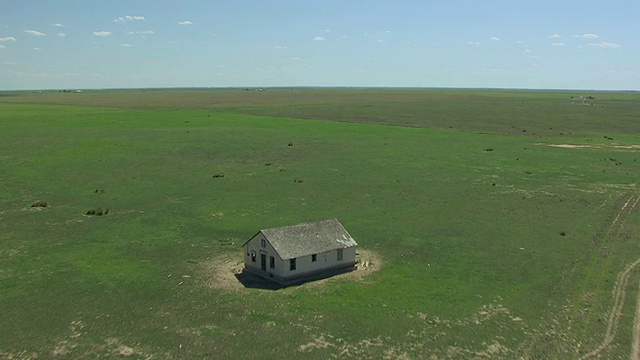 WS AERIALView of Dirt揭示了美国俄克拉何马州德州县农田里废弃的校舍视频素材