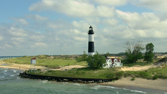 美国密歇根州海岸线上的大貂角灯塔(Big Sable Point Lighthouse)视频素材