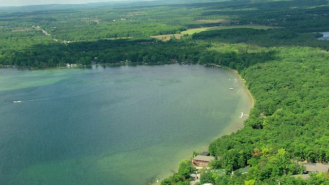 Interlochen艺术学院和森林湖/ Interlochen，密歇根州，美国视频素材