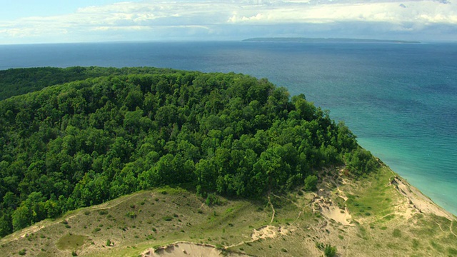 美国密歇根州Leelanau县沿密歇根湖海岸线绿色生长和沙地的WS鸟瞰图视频素材