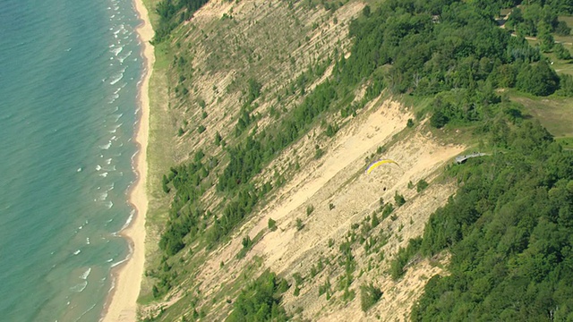 美国密歇根州，本兹县，一架空中MS滑翔伞拉出密歇根湖海岸视频素材