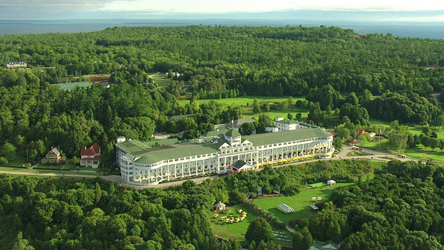 MS航拍维多利亚大酒店和景观/ Mackinac岛，密歇根州，美国视频素材