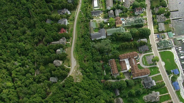 MS航拍Fort Mackinac建筑滨水/密西根，美国视频素材