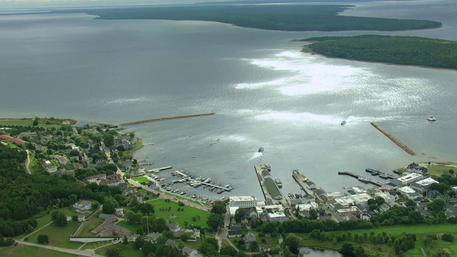 美国密歇根州麦基纳克堡(Fort Mackinac)的城镇和港口航拍图视频素材