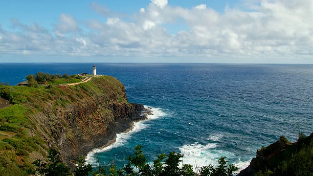 WS T/L基拉韦厄灯塔和破碎海浪/基拉韦厄，美国夏威夷考艾岛视频素材