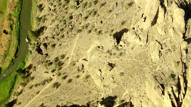 美国俄勒冈州Smith Rock / Terrebonne的MS空中岩层和山脊视频素材