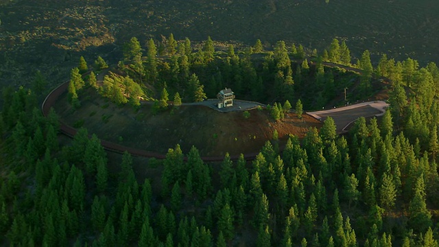 美国俄勒冈州纽贝里国家火山纪念碑的WS AERIAL DS熔岩岗视频素材