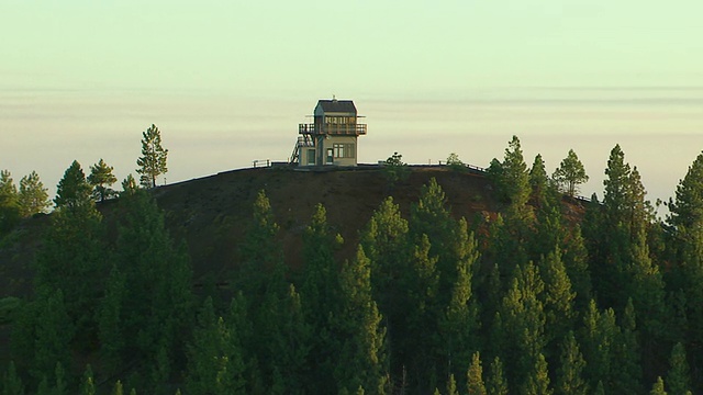 美国俄勒冈州纽贝里国家火山纪念碑的MS AERIAL DS熔岩岗视频素材