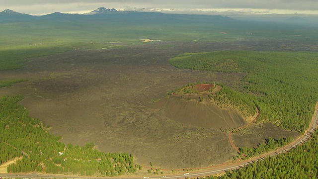 美国俄勒冈州纽贝里国家火山纪念碑的熔岩丘和周围的熔岩场的WS鸟瞰图视频素材