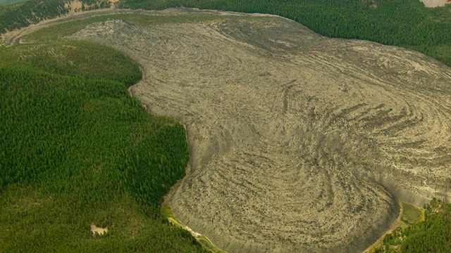 美国俄勒冈州纽贝里国家火山纪念碑大黑曜石流熔岩流的WS鸟瞰图视频素材