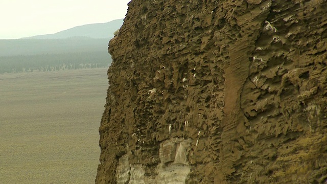 美国俄勒冈州，Fort Rock wall的粗糙表面，显示火山岩层视频素材