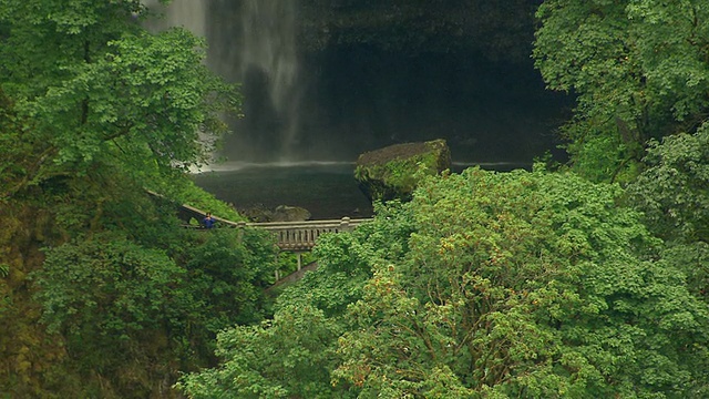 美国俄勒冈州Multnomah Falls的MS AERIAL ZO人行桥视频素材