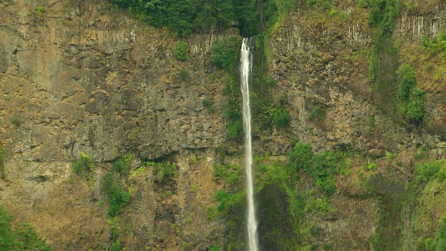 MS AERIAL Multnomah Falls /美国俄勒冈州视频素材