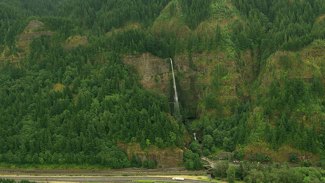 WS航空Multnomah瀑布显示周围的悬崖和高速公路/俄勒冈，美国视频素材