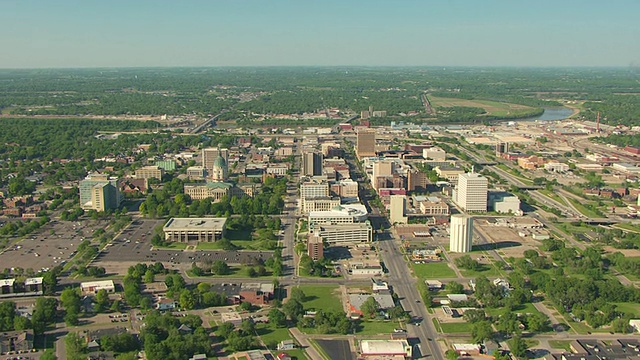 WS AERIAL DS View of cityscape / Topeka，堪萨斯州，美国视频素材