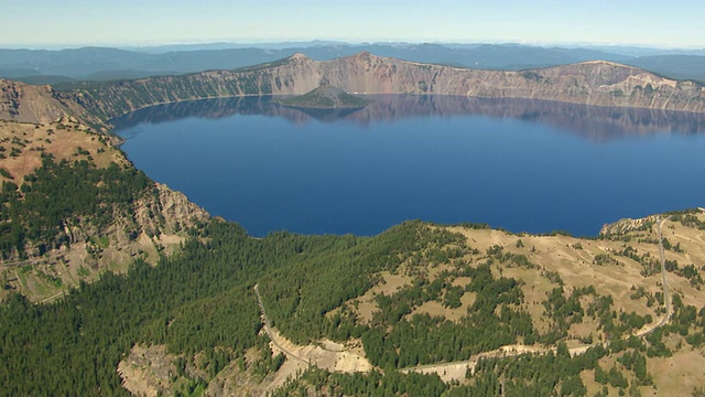 WS AERIAL火山口湖显示巫师岛/俄勒冈，美国视频素材