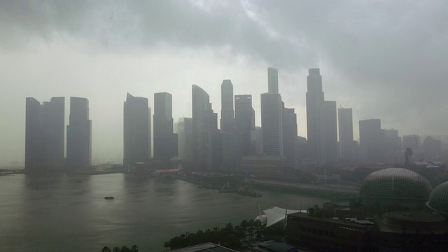 雨落在新加坡的天际线和商业区视频素材