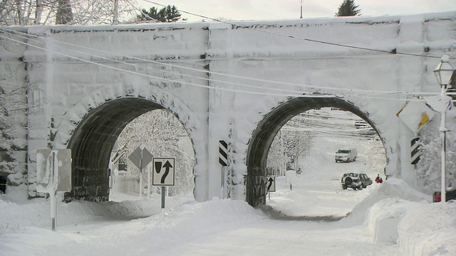 古老的双拱石砌铁路桥，灰泥和厚厚的积雪视频素材