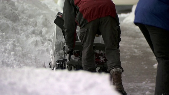 吹雪机在大漂流中工作视频素材