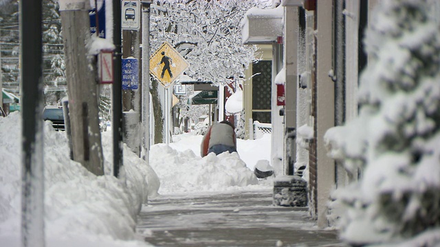 在城市人行道上铲雪的人视频素材