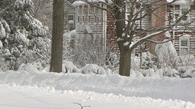 大雪过后，扫雪机在城市街道上通过摄像机视频素材