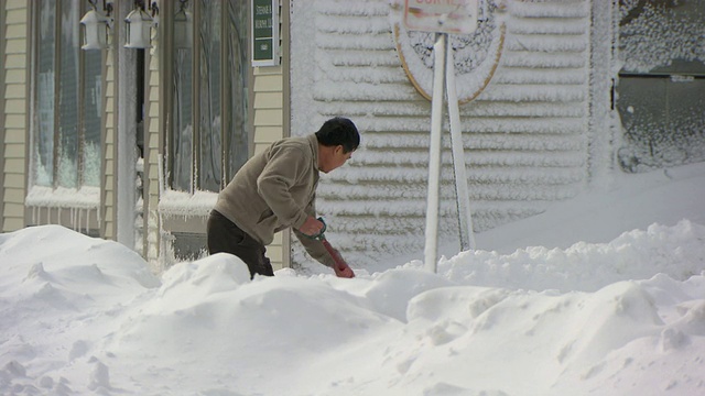 铲雪的人背对着相机——中景视频素材