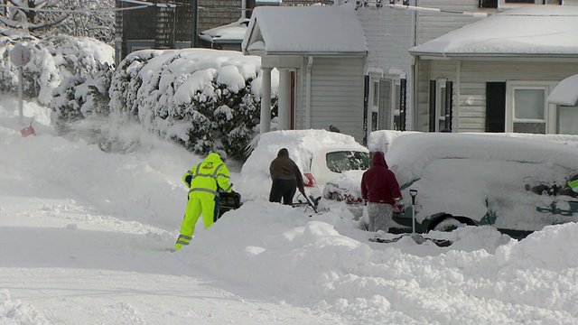 人们在暴风雪后吹雪、铲雪、挖汽车视频素材