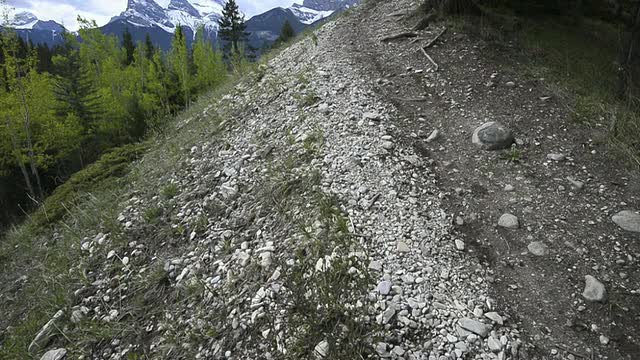 慢动作，骑摩托车的人下降陡峭的山路视频素材