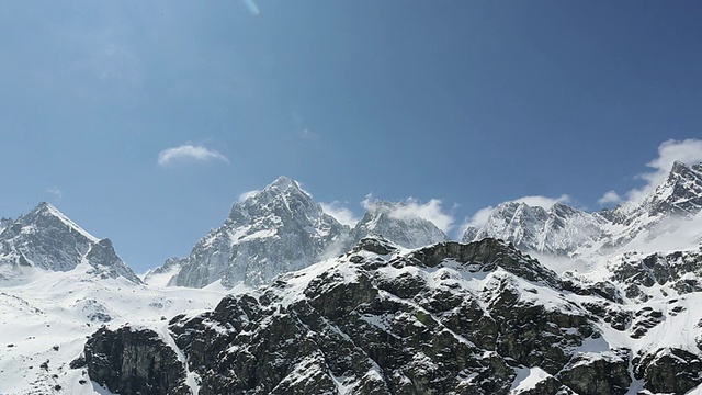 时间流逝的观点，云通过上方的雪山视频素材