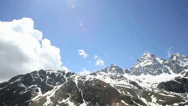 潘上了雪山，太阳在头顶视频素材