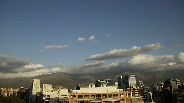 夏季日落观赏山和城市，圣地亚哥，智利视频素材