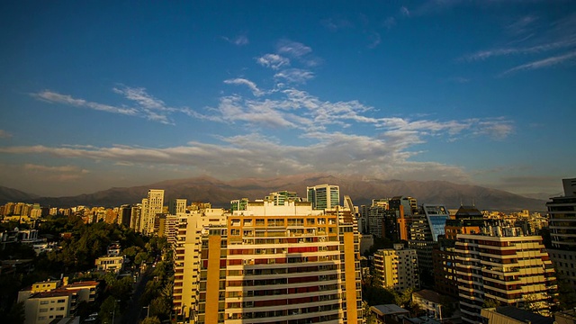 宽日落时间流逝观看城市和山脉视频素材