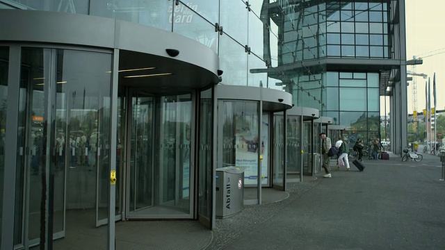 旋转玻璃门。柏林中央车站(Berlin HauptbahnhofâLehrter Bahnhof)的外部坐落在施普雷河畔视频素材