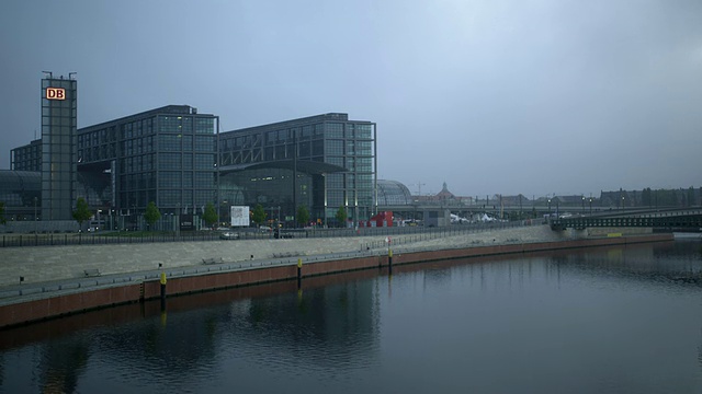 从施普雷河对岸俯瞰柏林中央火车站(Berlin HauptbahnhofâLehrter Bahnhof)视频素材