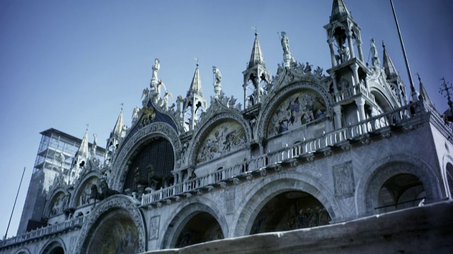 大教堂Cattedrale Patriarcale di San Marco(圣马可大教堂)，Day- slow从柱子上到天空与圣马可大教堂的正面在视野中视频素材