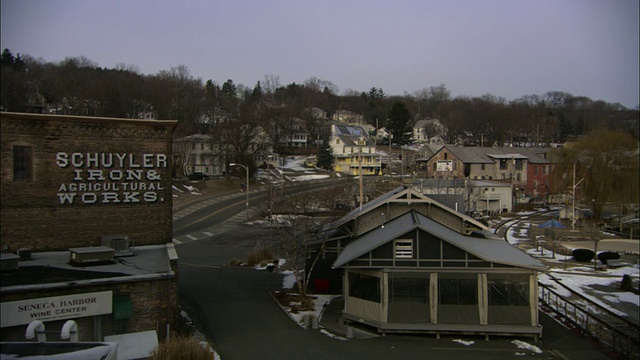 高角度静电- Schuyler Iron and Architectural Works大楼俯瞰佛蒙特州一个被大雪覆盖的社区。美国佛蒙特州/视频素材