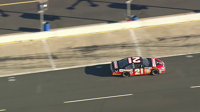 MS AERIAL TS拍摄的汽车开始在Lowe's Motor Speedway / North Carolina，美国视频素材