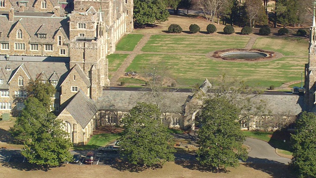 美国乔治亚州Berry学院(Chastity Castle Mount Berry)校园前的道路上行驶的汽车视频素材