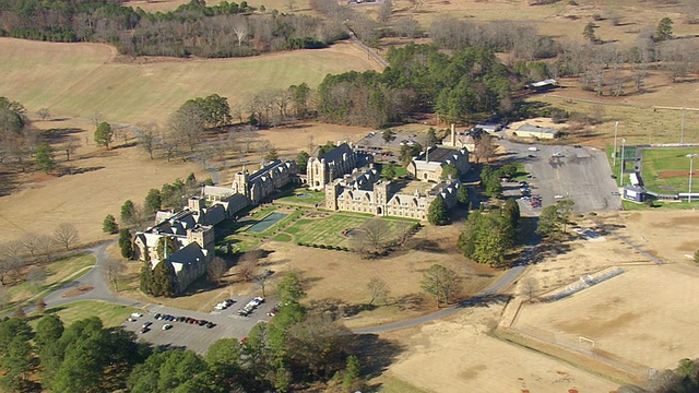 美国乔治亚州Berry学院(Chastity Castle Mount Berry)校园的MS航拍视频素材