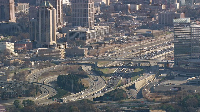 美国乔治亚州亚特兰大市高速公路的MS航拍视频素材