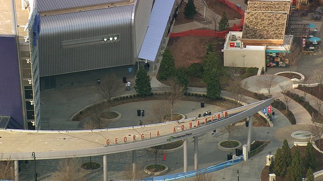 来自亚特兰大乔治亚水族馆的人们的MS AERIAL Shot /美国乔治亚视频素材