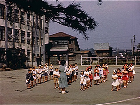 1953年，东京，孩子们在锻炼视频素材