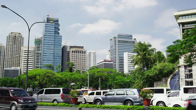 现代建筑沿着Paseo de Roxas街，马卡蒂视频素材