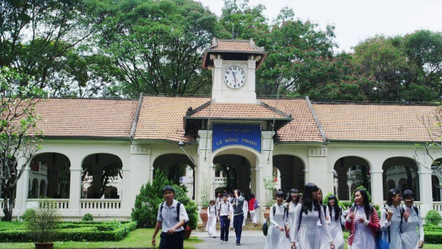 学生离开学校去吃午饭视频素材